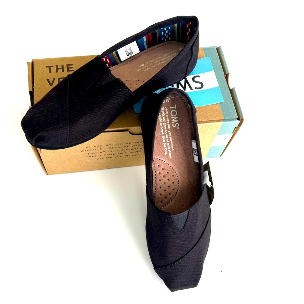 Toms women’s classic black-on-black canvas- Size 6.5 NWT